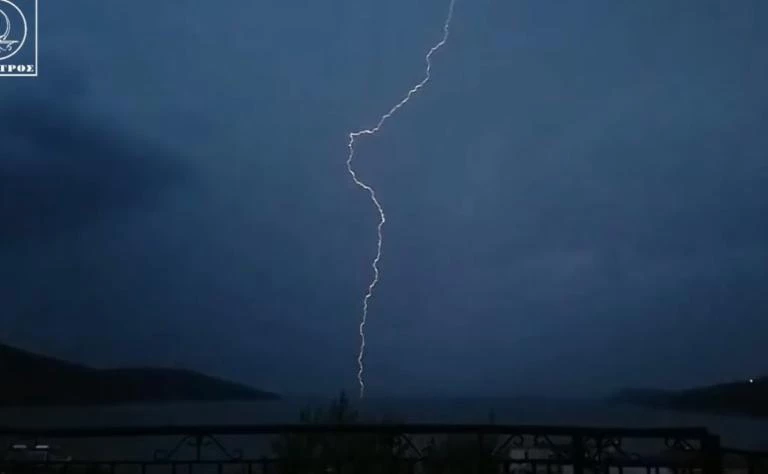 Αμφιλοχία: Η στιγμή που κεραυνός σκάει σαν βόμβα μπροστα στην κάμερα – Εικόνες που σοκάρουν